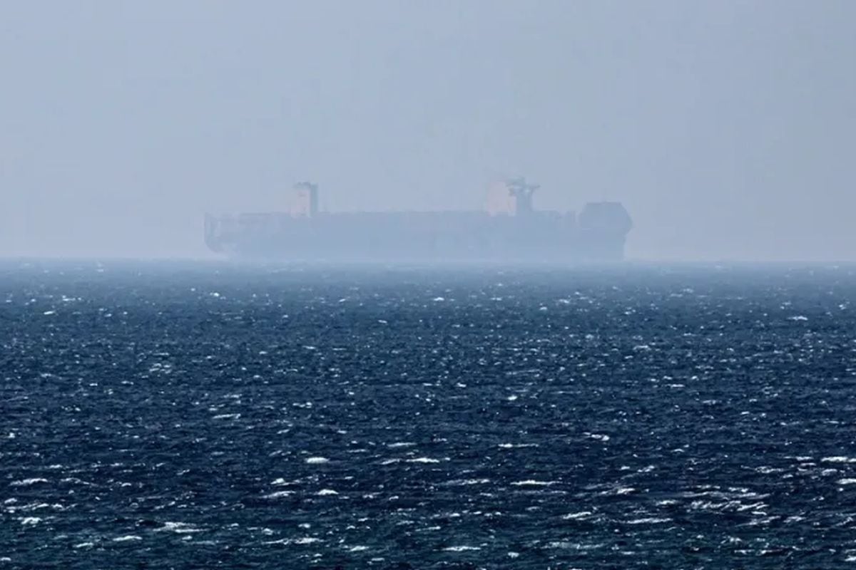 Fotografía de archivo de un barco navegando por el estrecho de Ormuz, visto desde Khasab, provincia de Musandam (Omán). Foto: EFE/EPA/ Ali Haider