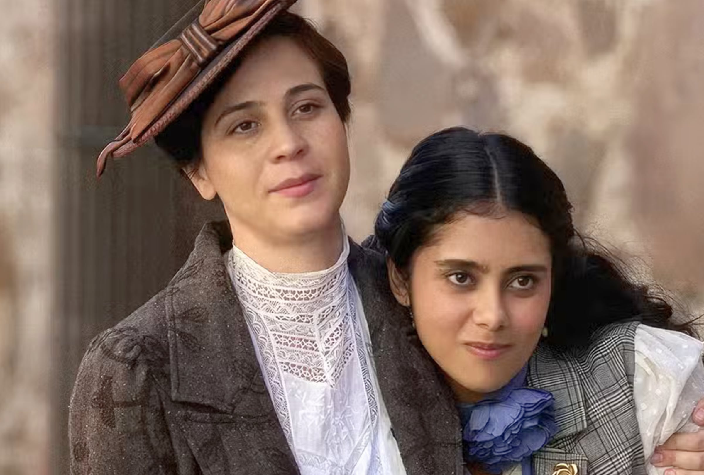 Las actrices Cassandra Ciangherotti y Renata Vaca en una escena de la serie dramática de época "Mal de amores" (Foto: Netflix)