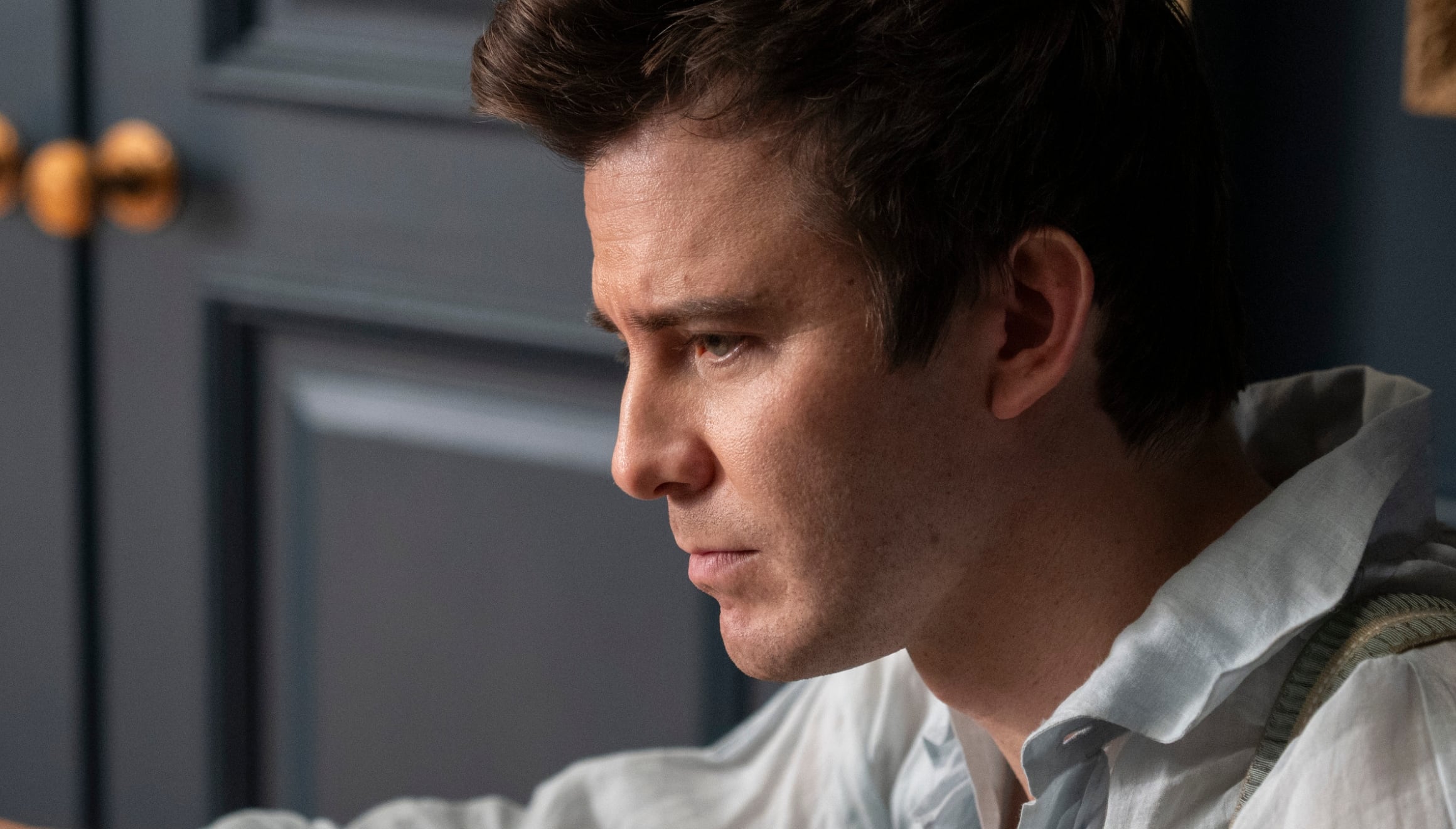 El actor Luke Thompson como Benedict en una escena de la serie "Bridgerton" (Foto: Netflix)