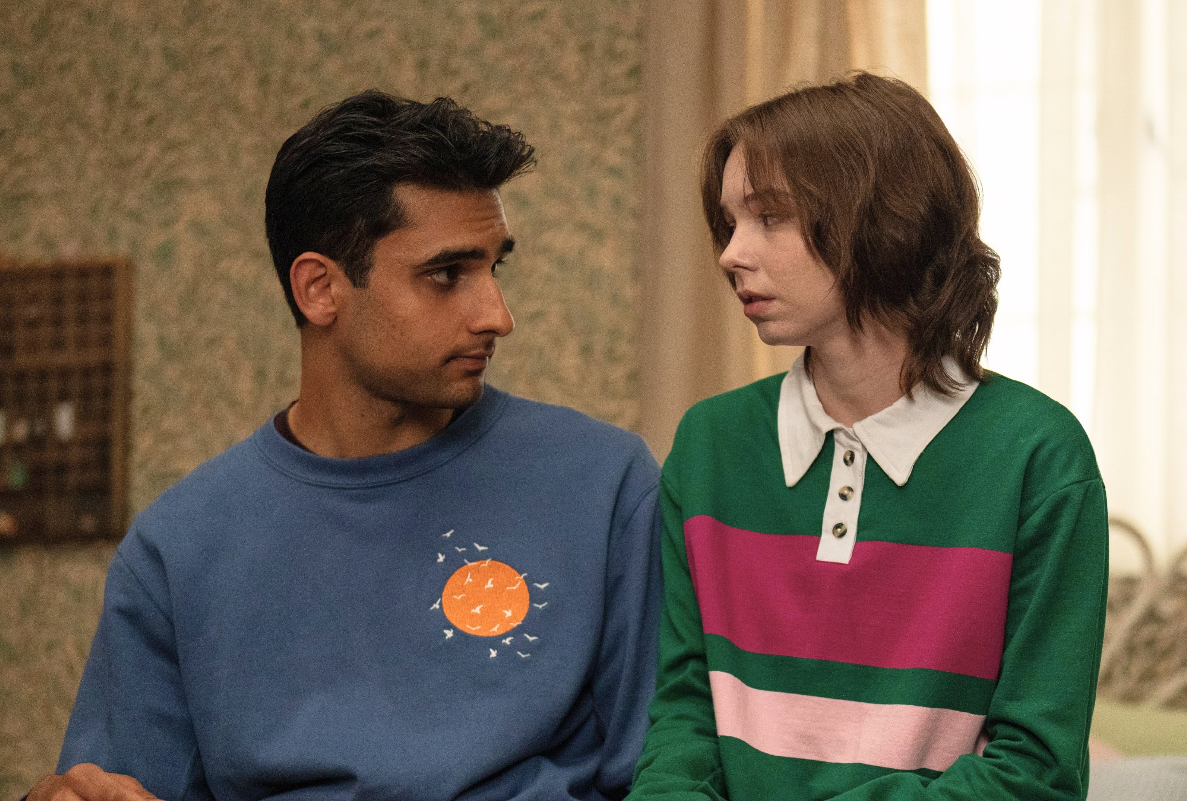 El actor Zain Iqbal como Ravi Singh y la actriz Emma Myers como Pippa "Pip" Fitz-Amobi en una escena de la temporada 2 de la serie "A Good Girl's Guide to Murder" (Foto: Netflix)