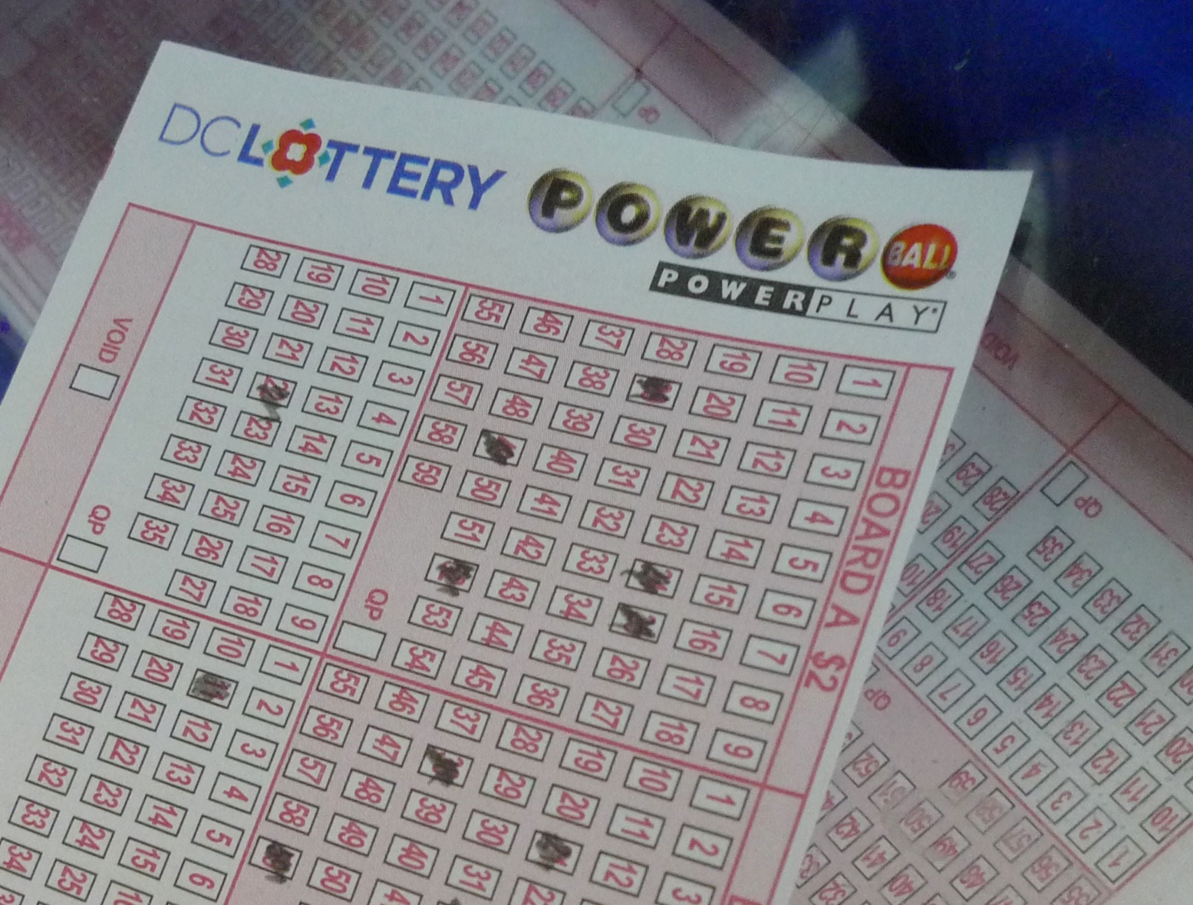 Los plazos límite para la venta de boletos del Powerball varían según la jurisdicción. (Foto: MANDEL NGAN / AFP)