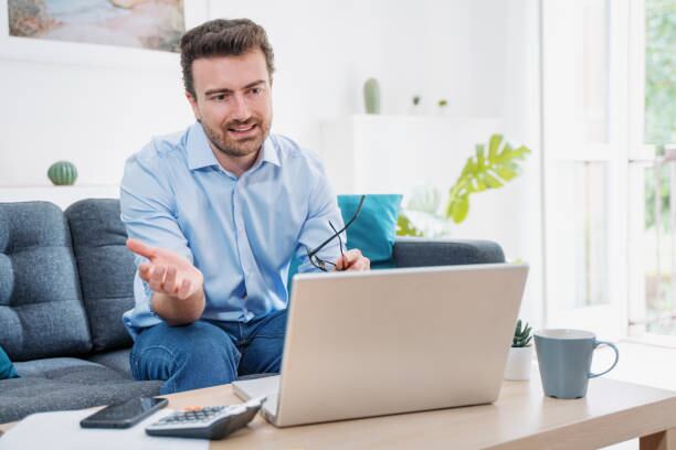 Persona practicando su entrevista de trabajo desde su computadora (Foto: iStock)