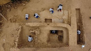 Arqueólogos hallan muro policromado de más de 4,000 años de antigüedad