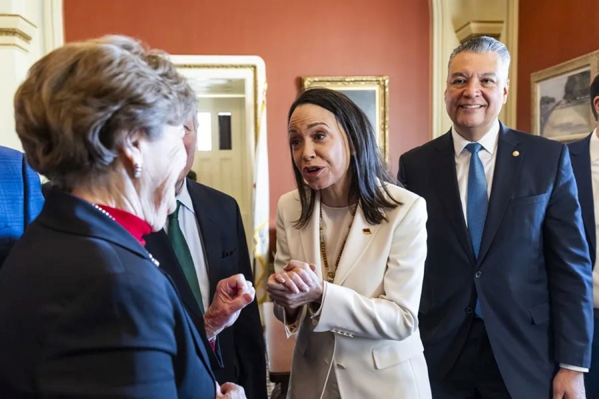 María Corina Machado entregó al presidente de Estados Unidos, Donald Trump, una medalla del Nobel enmarcada como gesto simbólico de gratitud del pueblo venezolano. Foto: EFE/Jim Lo Scalzo.