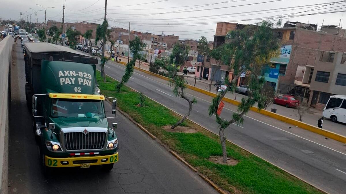 El tramo afectado se extiende entre la avenida Elmer Faucett y la avenida Néstor Gambetta, en ambos sentidos y todos los carriles de la avenida Morales Duárez. | Foto: Andina