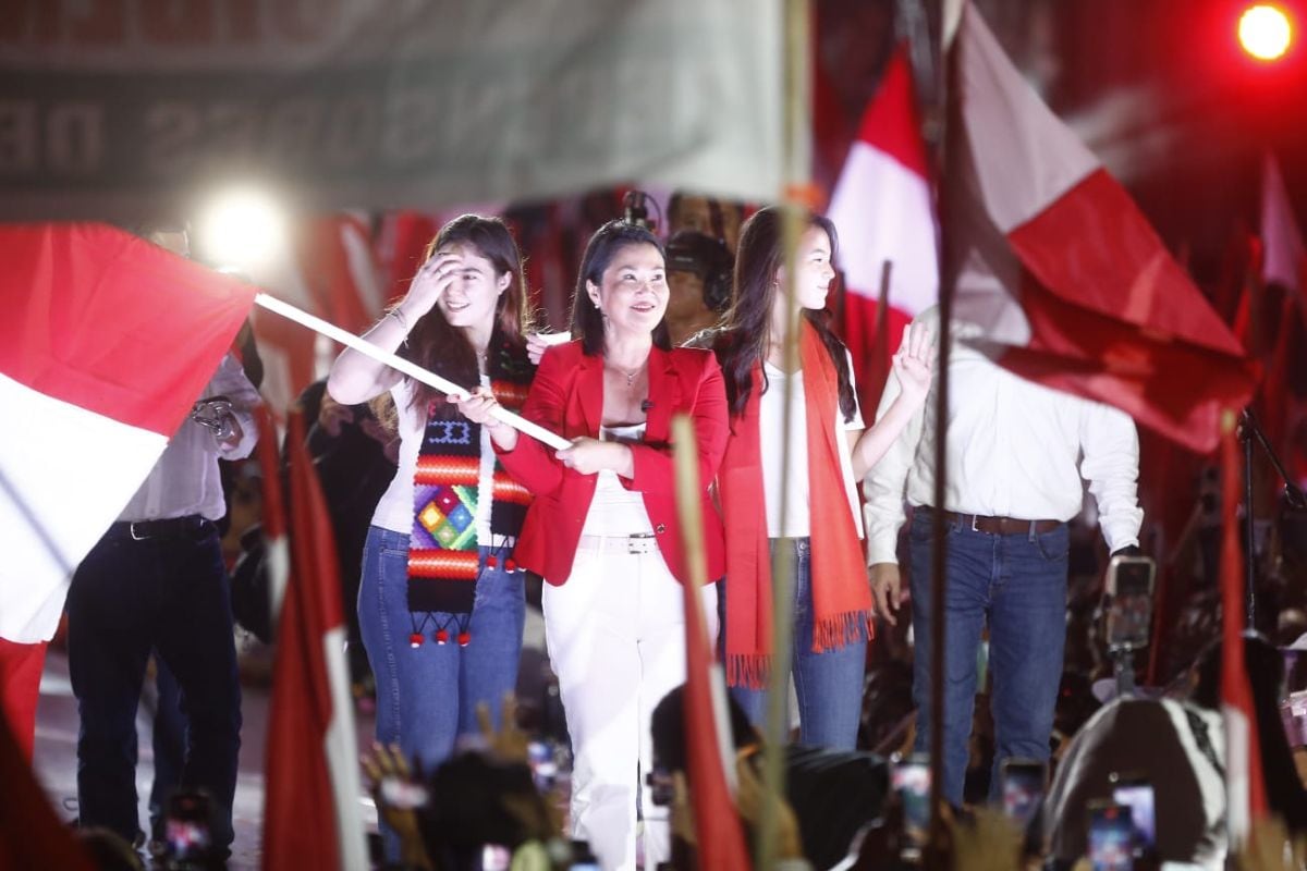 Las hijas de Keiko Fujimori acompañaron a la candidata presidencial durante el mítin de cierre de campaña. Foto: GEC.
