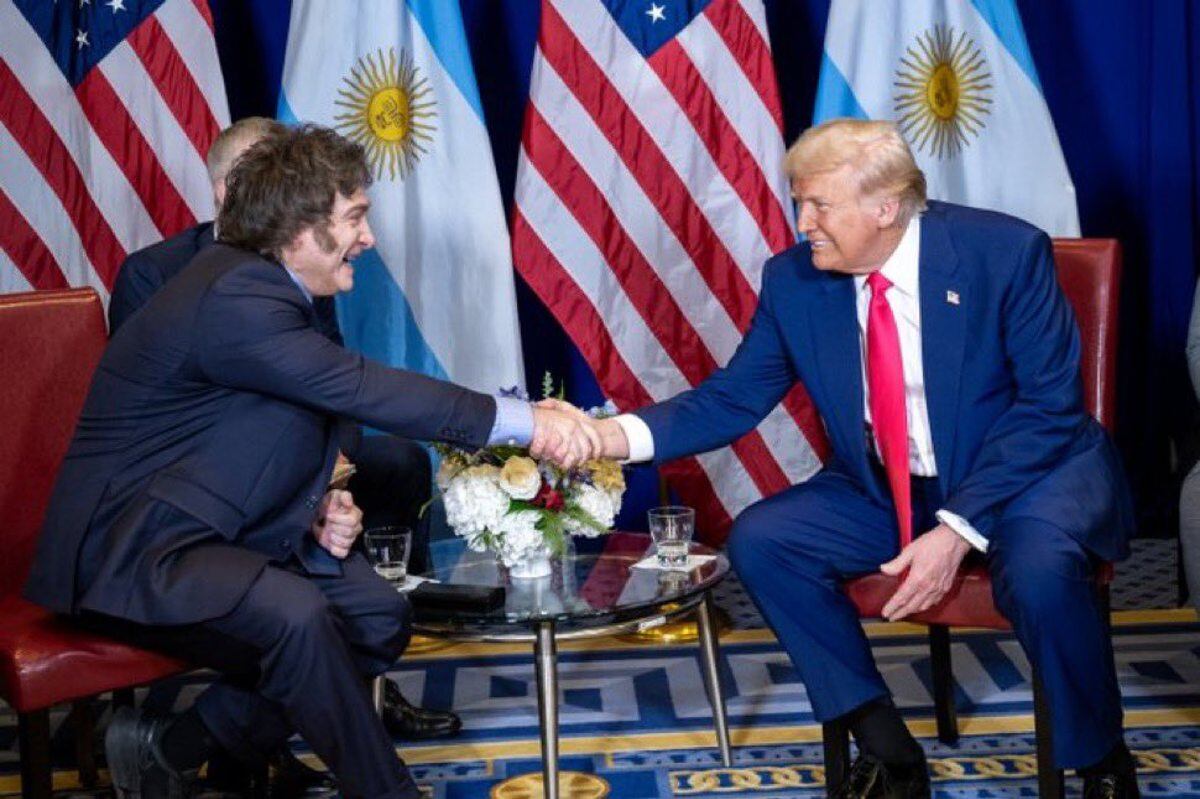 El presidente de Argentina, Javier Milei, junto al presidente de Estados Unidos, Donald Trump, durante una reunión, en Washington, Estados Unidos, el 22 de febrero de 2025. (Foto de X @madorni)