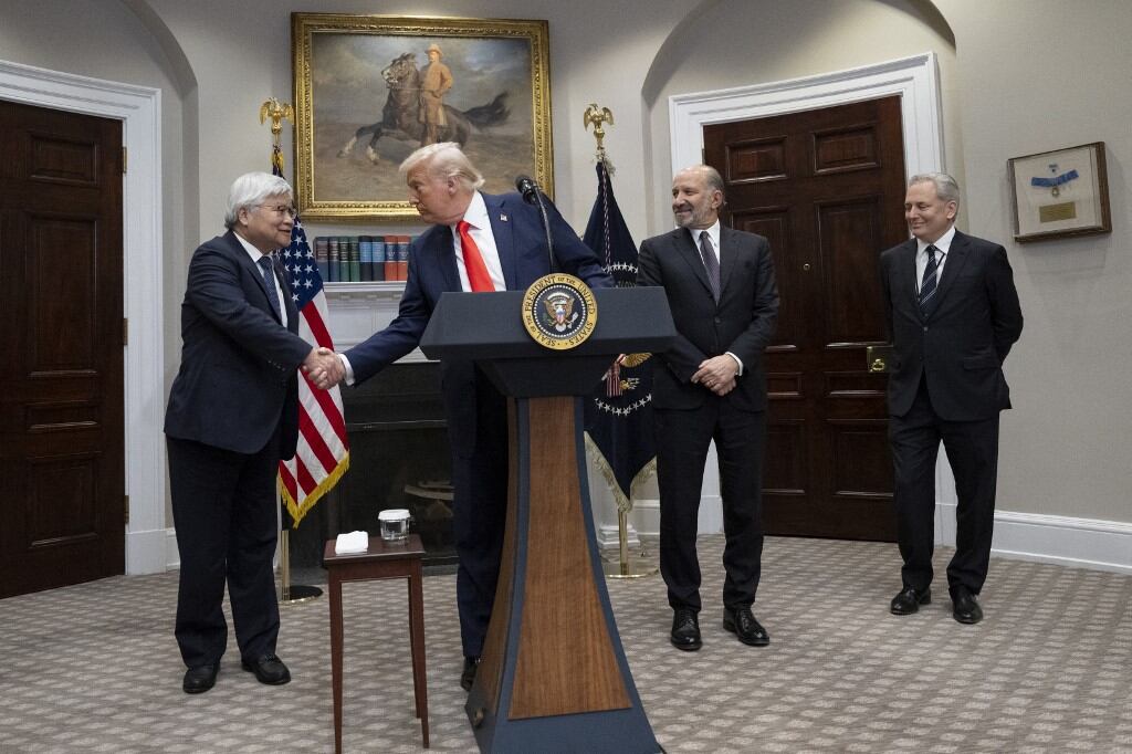 El presidente de Estados Unidos, Donald Trump, estrecha la mano de C.C. Wei al anunciar una inversión de US$ 100,000 millones en cuatro años para la fabricación de chips estadounidenses por parte del gigante taiwanés de fabricación de chips TSMC el 3 de marzo de 2025. (Foto de ROBERTO SCHMIDT / AFP)