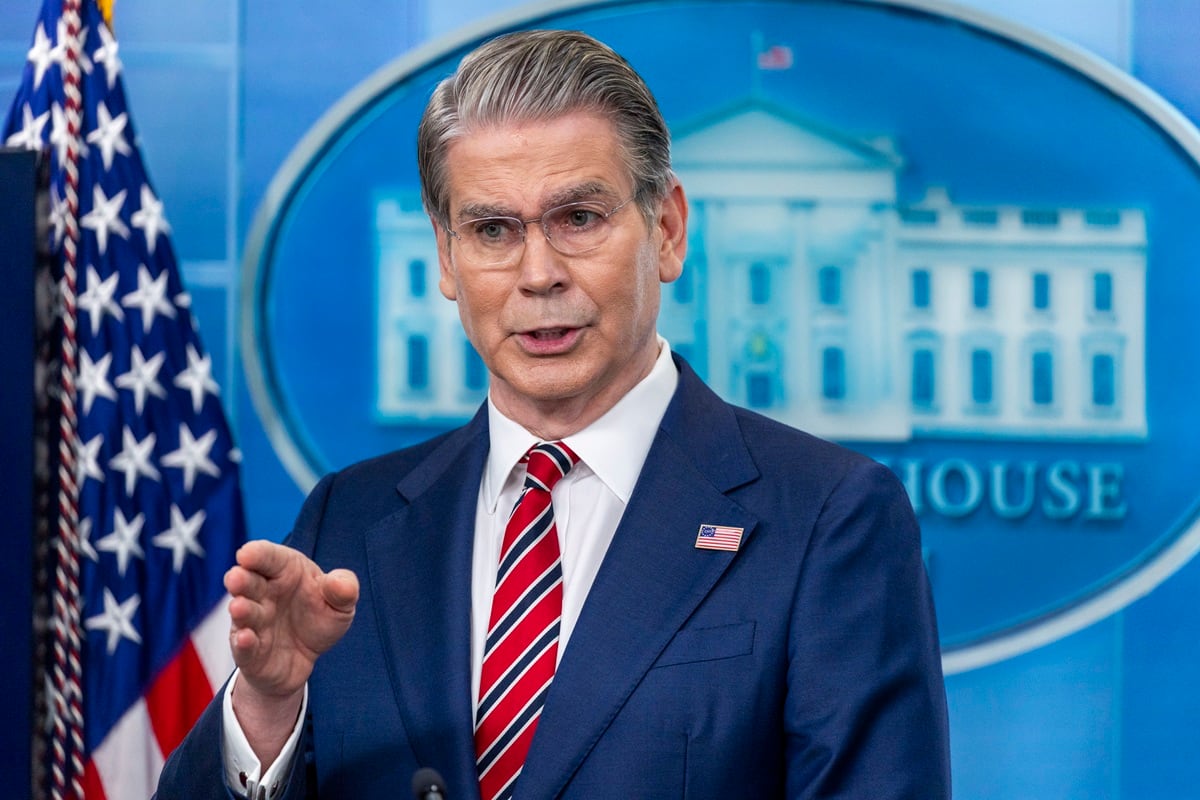El secretario del Tesoro de Estados Unidos, Scott Bessent, responde a una pregunta de los medios de comunicación durante una rueda de prensa en la Casa Blanca en Washington, DC, EE. UU., el 15 de abril de 2026. (EFE/EPA/SHAWN THEW)