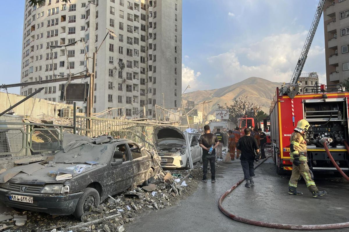 TEHERÁN (Irán (República Islámica de)), 13/06/2025.- Bomberos trabajan en el exterior de un edificio alcanzado por ataques aéreos israelíes al norte de Teherán, Irán, el 13 de junio de 2025. Israel confirma el lanzamiento de ataques contra el programa nuclear iraní, mientras se escuchan explosiones en todo el país. Los ataques forman parte de la Operación León Ascendente, declaró el primer ministro israelí, Benjamín Netanyahu, añadiendo que Irán representa una amenaza para la supervivencia misma de Israel. (Teherán) EFE/EPA/ABEDIN TAHERKENAREH