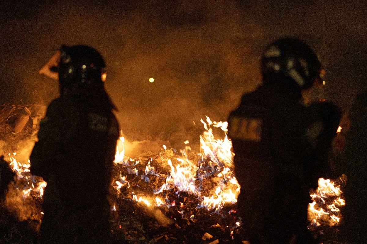 La policía quema montones de dinero en el lugar del accidente el 27 de febrero. Fotógrafo: Marcelo Perez del Carpio/Bloomberg
