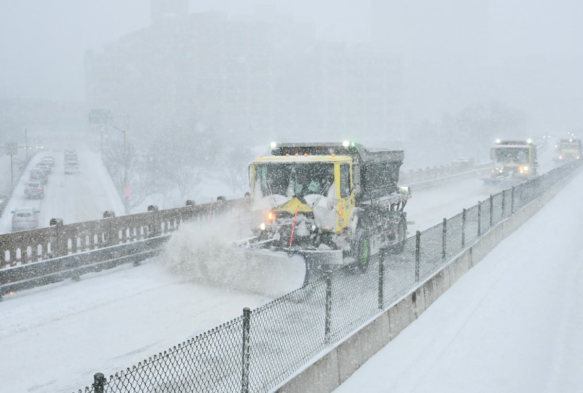 Camiones despejan nieve de una carretera en el barrio de Brooklyn, Nueva York, el 25 de enero de 2026, mientras una fuerte tormenta invernal avanza por EE.UU. | Crédito: ANGELA WEISS / AFP