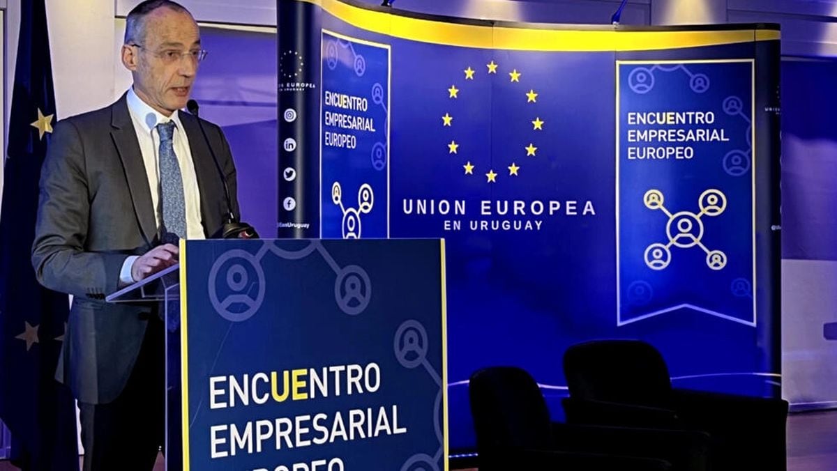 El negociador jefe de la UE para el Tratado de Libre Comercio con el Mercosur, Rupert Schlegelmilch, habla durante la tercera edición del Encuentro Empresarial Europeo en Uruguay en el Club de Golf en Montevideo. Foto: AFP