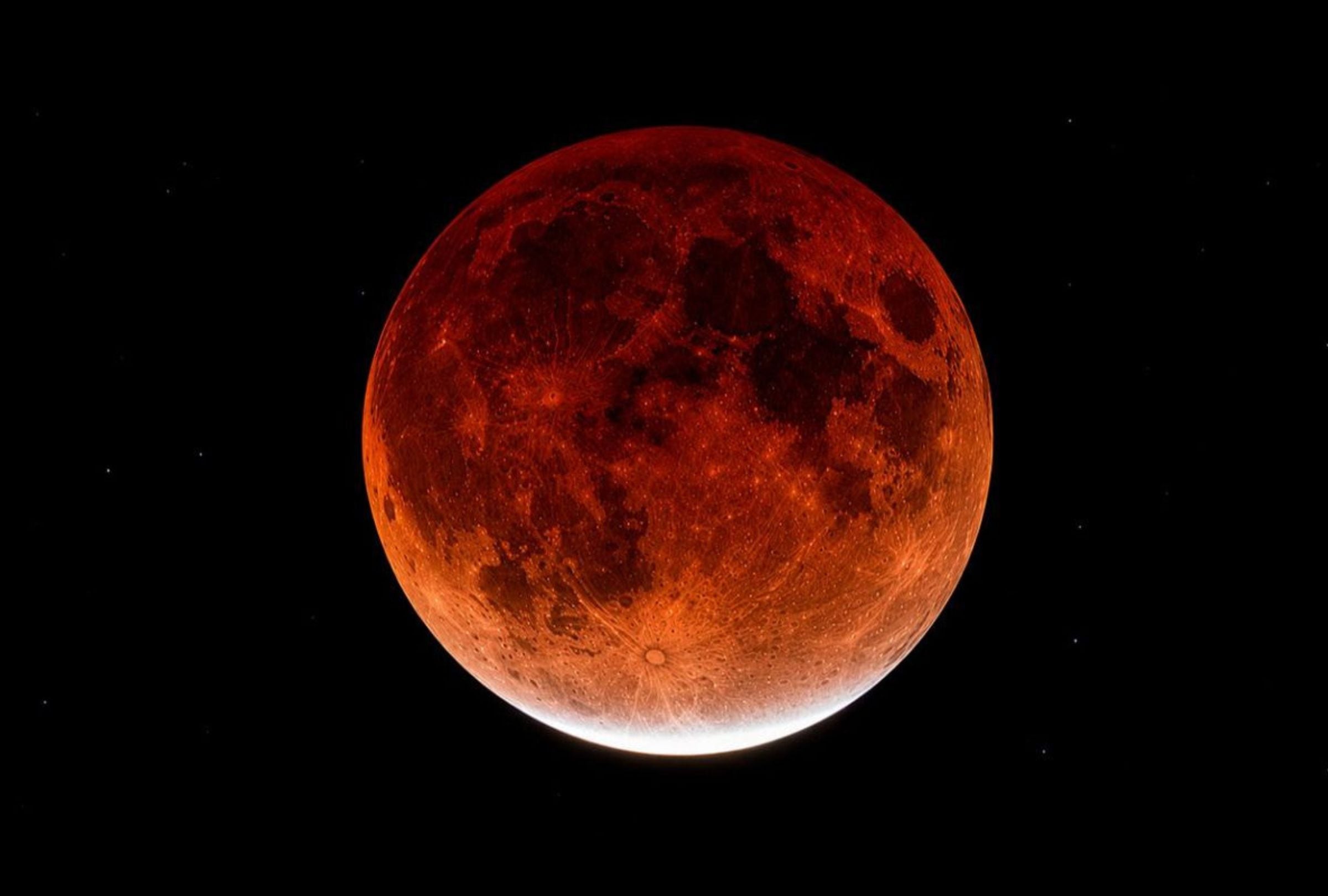 Conoce a qué hora inicia y dónde ver el eclipse lunar parcial con “Luna de Sangre” este viernes 28 de agosto en Madrid y Barcelona. (Foto: AFP)