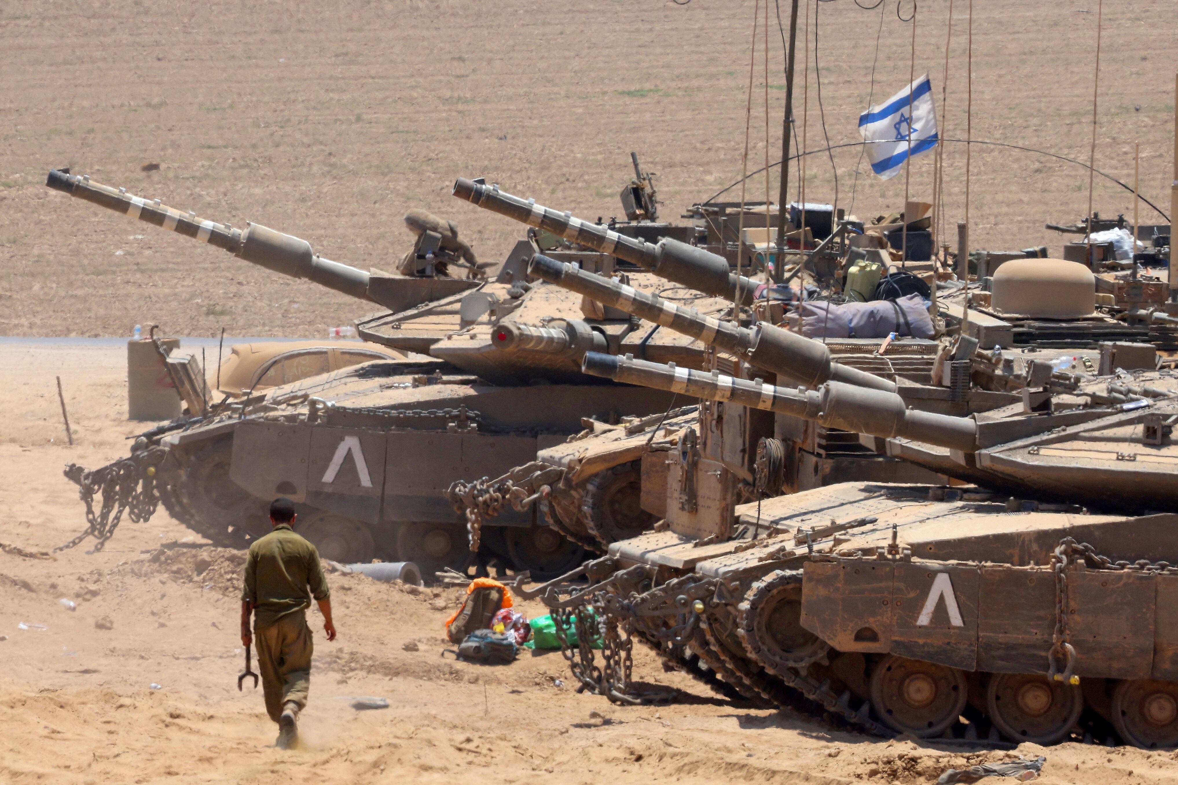 Tanques del ejército israelí se despliegan en un área cerca de la frontera sur de Israel con la Franja de Gaza el 9 de julio de 2024. (Foto de JACK GUEZ / AFP).