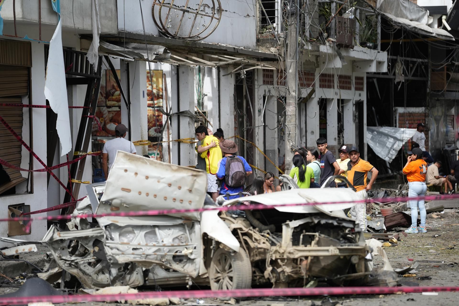 Fotografía de los escombros de un automóvil luego de una explosión este martes, en Corinto, Cauca, Colombia. (EFE/ Ernesto Guzmán).