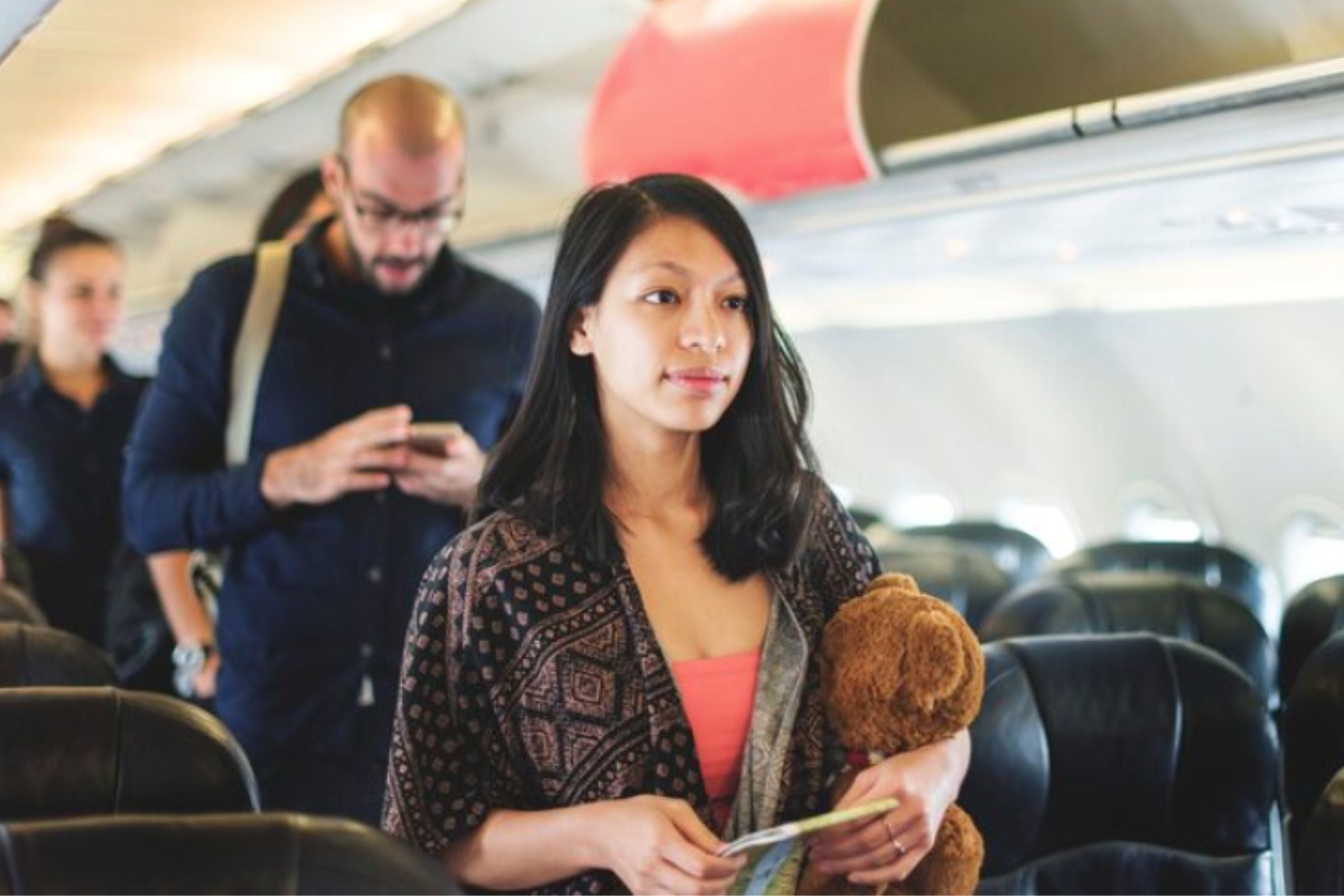 En esta temporada decembrina, se incrementan los números de viaje por avión. (Crédito: Freepik)