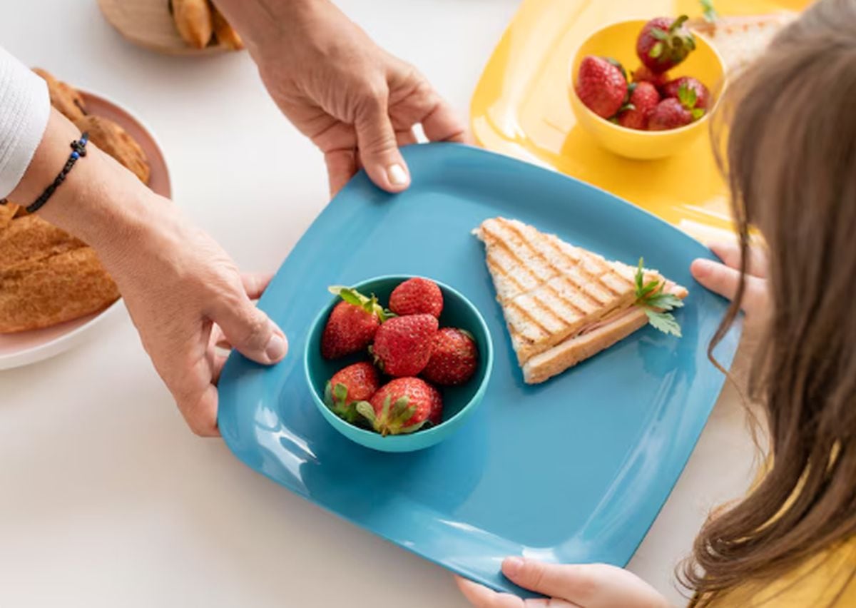 La tarjeta SUN Bucks funciona como una EBT y permite a las familias comprar alimentos durante las vacaciones, sin necesidad de que los niños renuncien a otros programas como SNAP o comidas escolares gratuitas (Foto: Freepik)