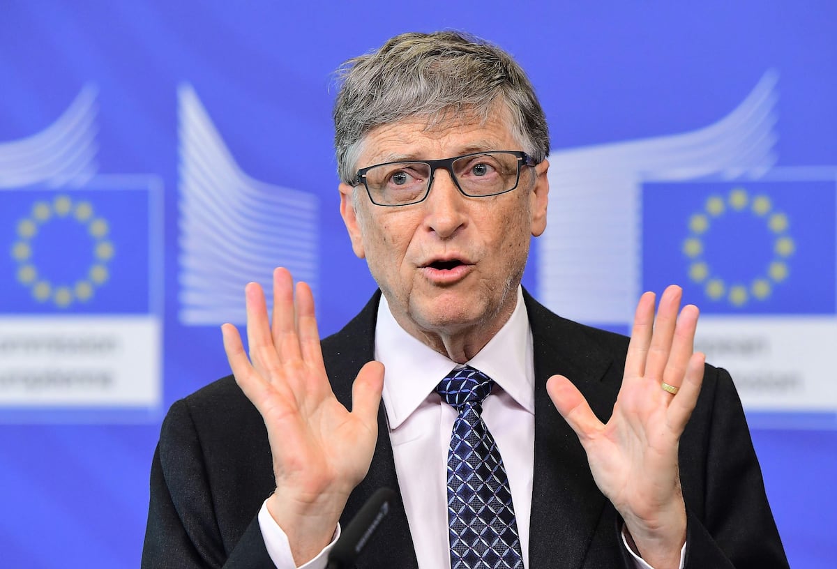 Los actuales sistemas de seguridad instalados por las empresas especializadas en IA no son lo bastante robustos frente a las amenazas de piratería informática, sostuvo Bill Gates. Foto: AFP / EMMANUEL DUNAND