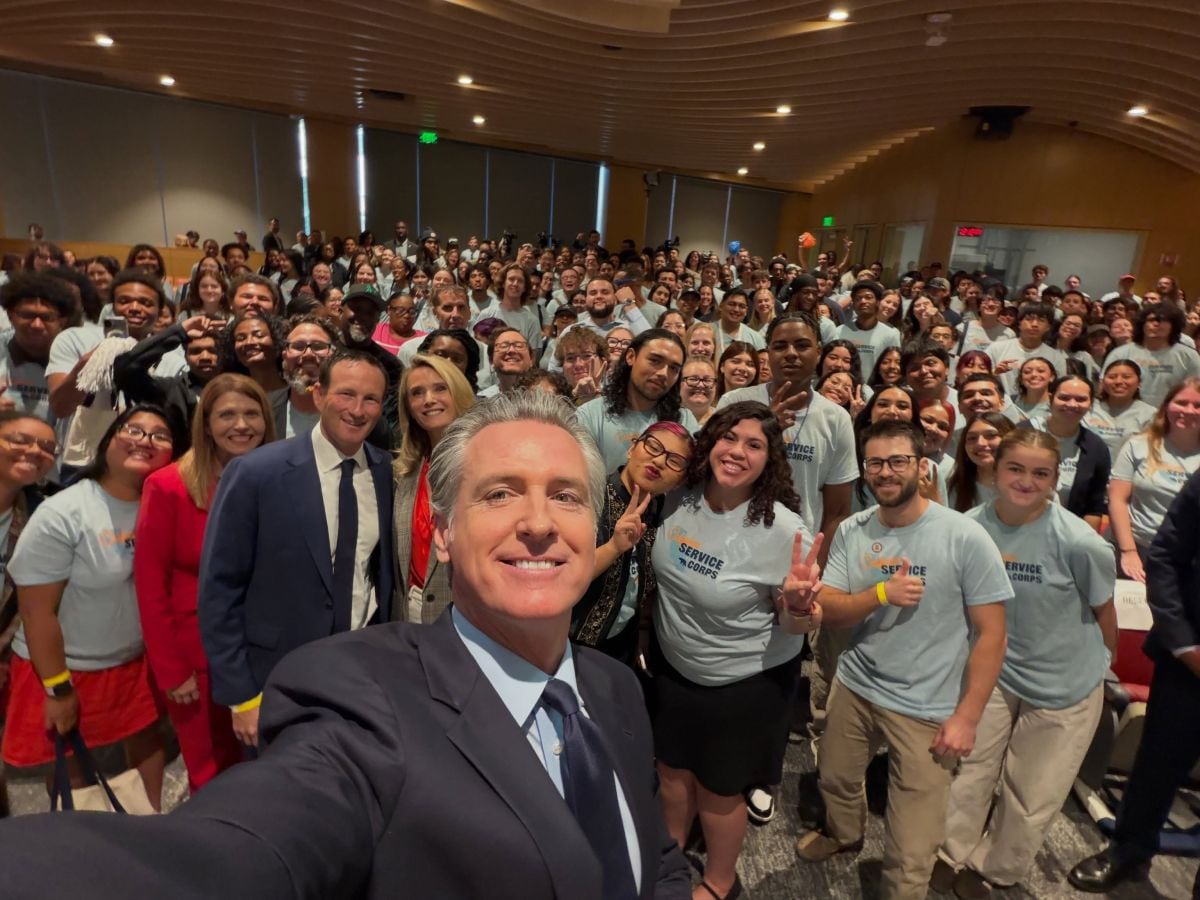 Algunos estudiantes indocumentados elegibles bajo AB 540 pueden participar en College Corps. La admisión depende de los requisitos del campus, la matrícula a tiempo completo y las condiciones de elegibilidad (Foto: Gavin Newsom / Instagram)