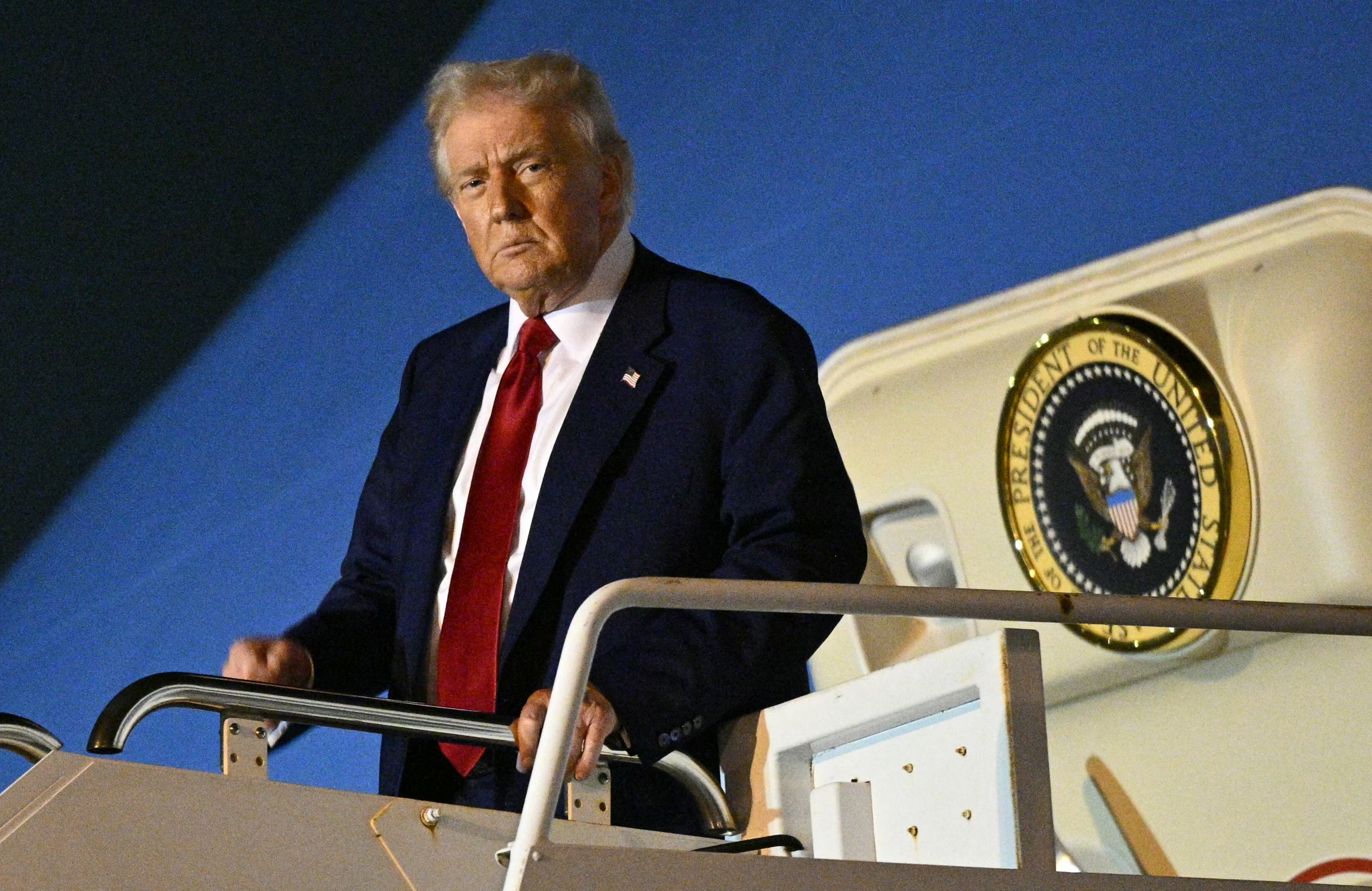 El presidente de Estados Unidos, Donald Trump, desciende del Air Force One a su llegada al Aeropuerto Internacional de Palm Beach, en West Palm Beach, Florida, el 3 de abril de 2025. Foto: Mandel NGAN / AFP