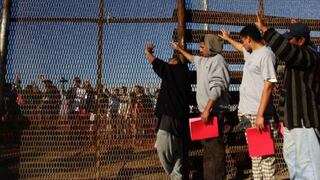 Avanza plan de EE.UU. de contratar a 10,000 agentes de deportación