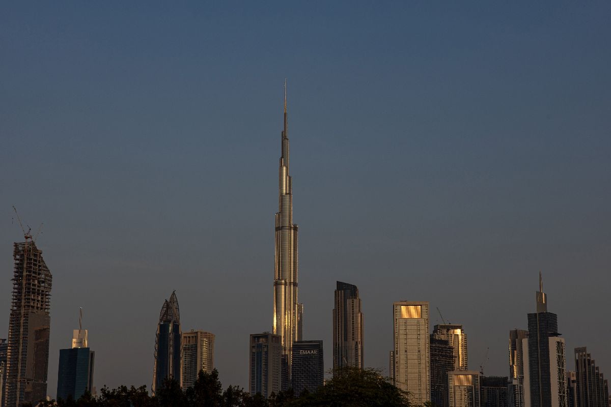 El rascacielos Burj Khalifa, en el centro, durante el día en que los sistemas de defensa repelieron misiles y drones iraníes en Dubái, Emiratos Árabes Unidos, el domingo 1 de marzo de 2026.