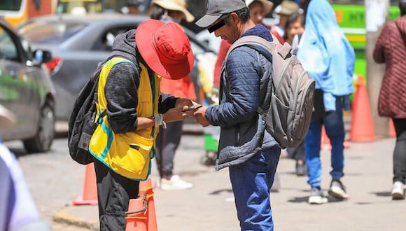 La venta de chips en la calle es una actividad que pone en peligro la seguridad del usuario. (FOTO: OSIPTEL)