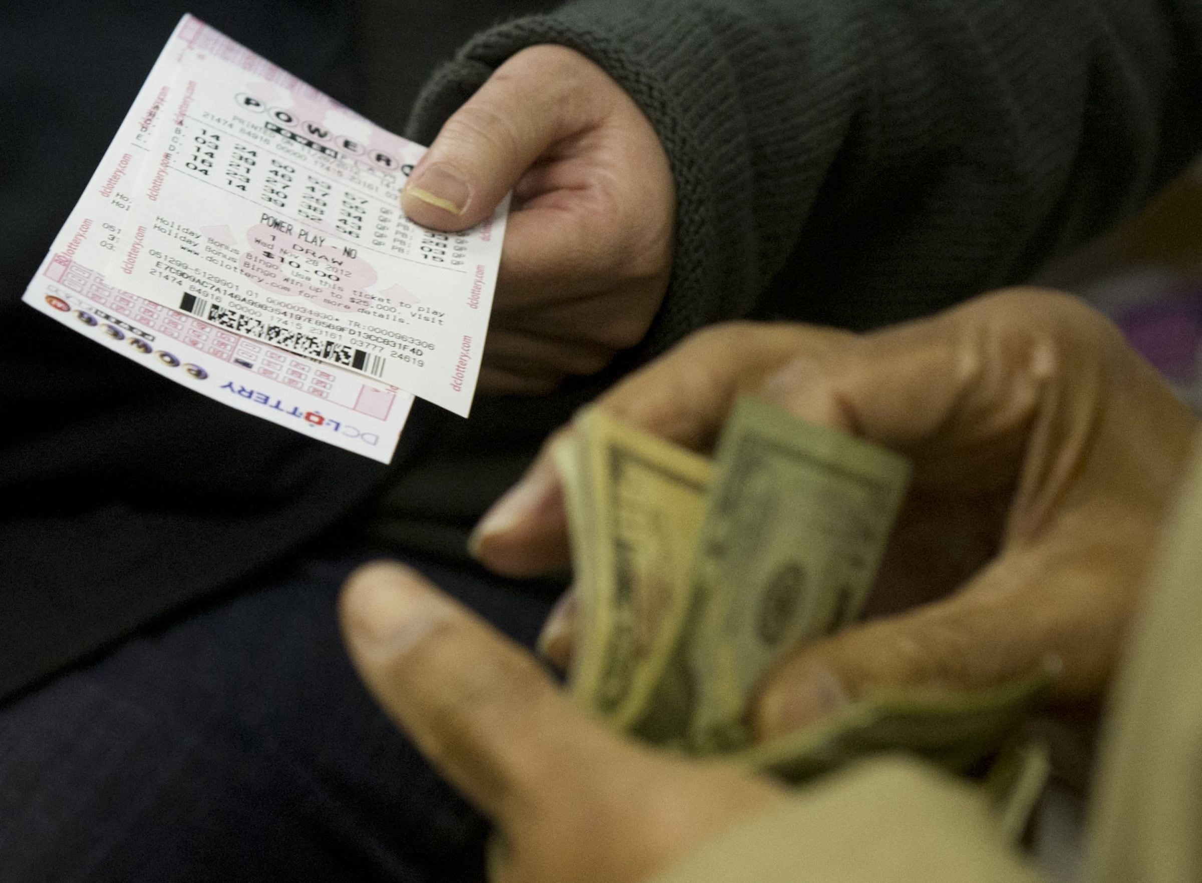 Los plazos límite para la venta de boletos del Powerball varían según la jurisdicción. (Foto: Saul Loeb / AFP)