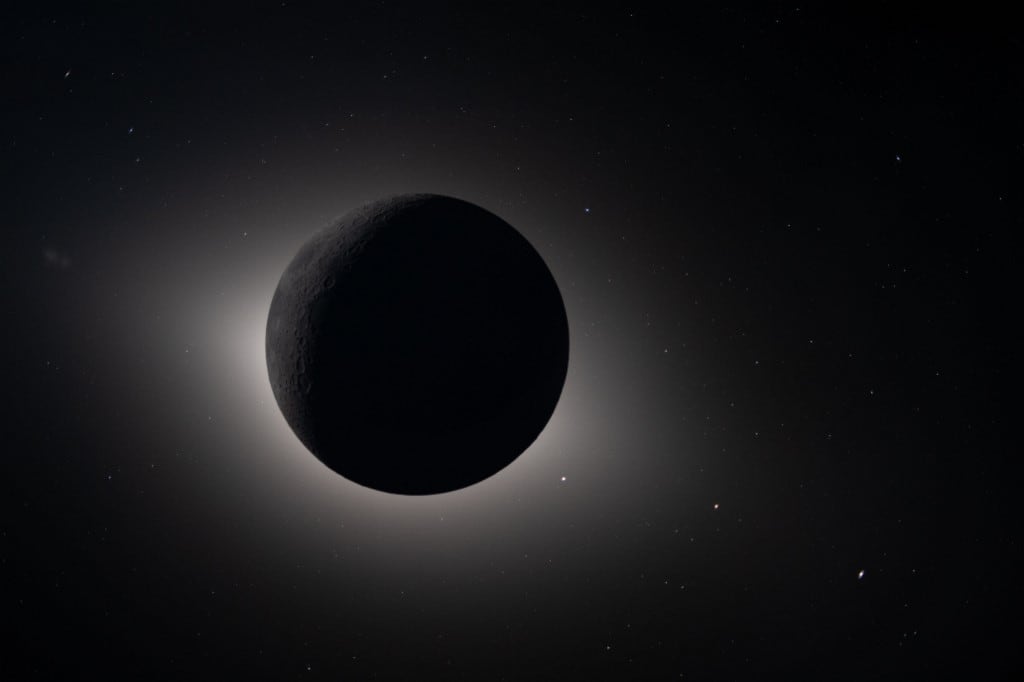 Esta fotografía, distribuida por la NASA el 7 de abril de 2026, muestra la Luna eclipsando completamente al Sol, vista desde la nave espacial Orión el 6 de abril de 2026. Los astronautas de Artemis II concluyeron su sobrevuelo lunar y continúan su viaje de regreso a la Tierra el martes, trayendo consigo valiosas observaciones celestes, incluyendo cráteres lunares poco conocidos, un eclipse solar e impactos de meteoritos que, según los científicos, abrirán nuevas perspectivas. (Foto: Handout / NASA / AFP)