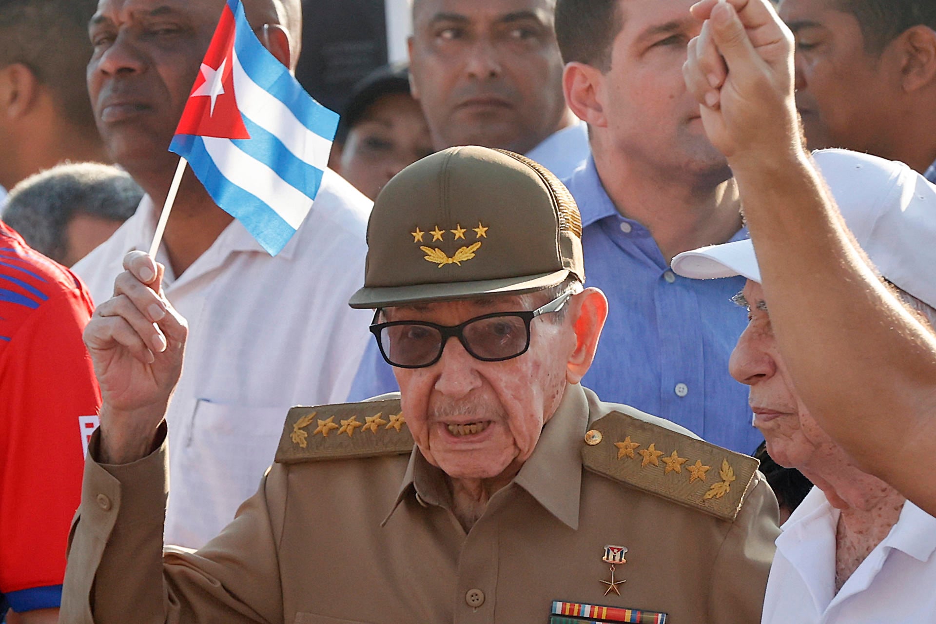Fotografía de archivo que muestra al expresidente de Cuba Raúl Castro sosteniendo una bandera de Cuba durante la conmemoración del Día Internacional del Trabajo en La Habana. (EFE/ Ernesto Mastrascusa/ ARCHIVO).