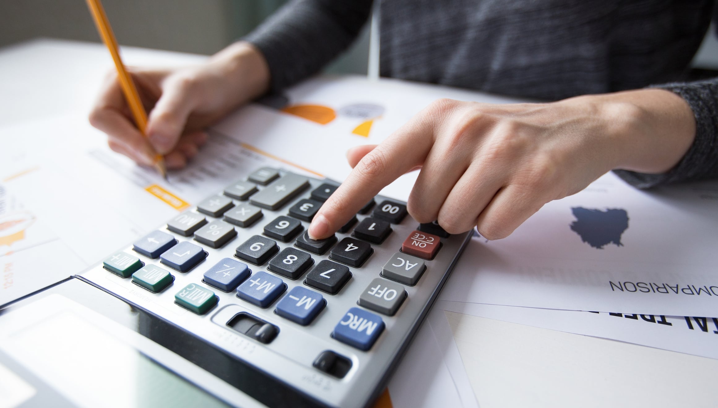 Expertos advierten que el cierre parcial del Gobierno en EE.UU. podría afectar el reembolso de impuestos si hay revisión manual. | Crédito: Freepik