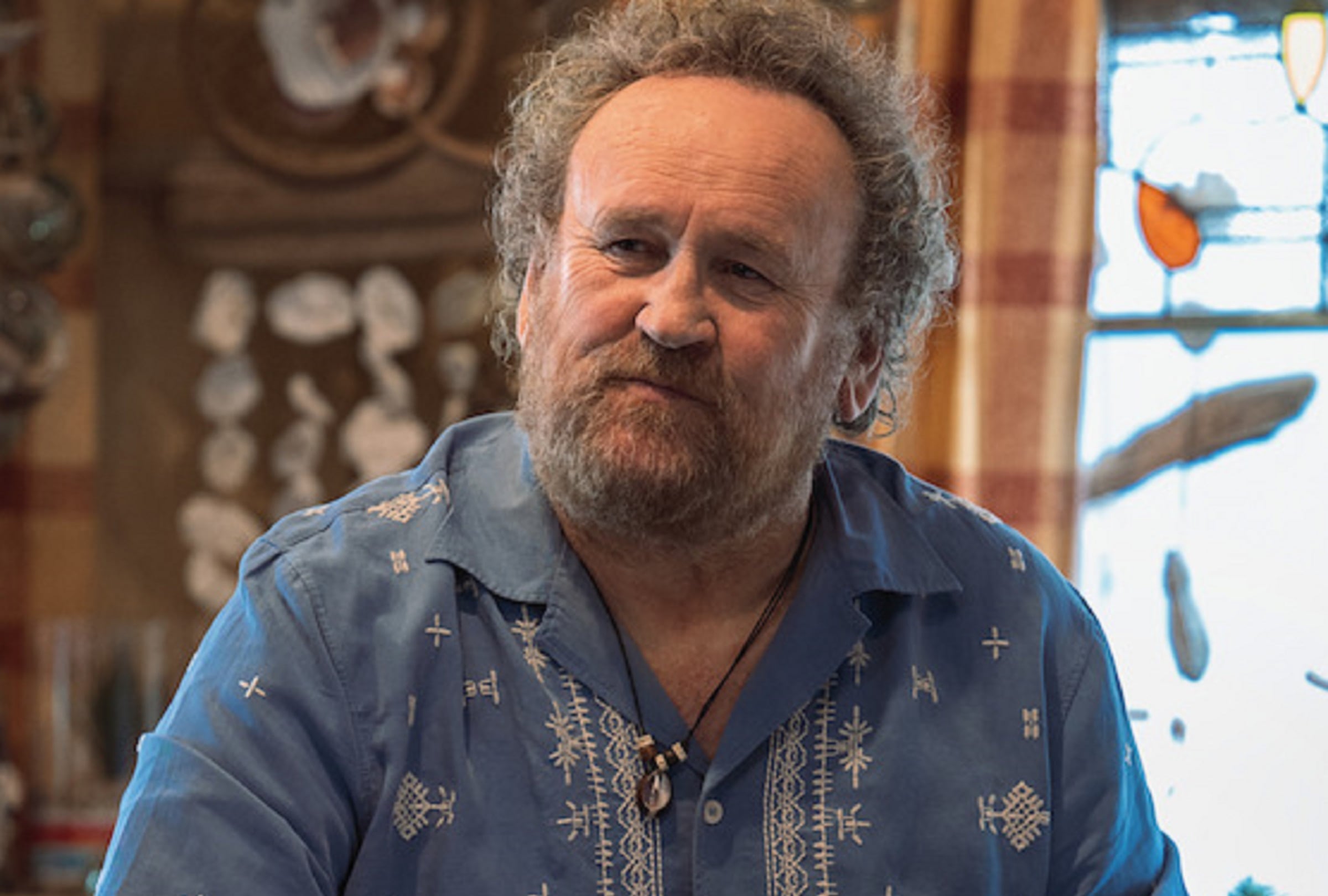 Colm Meaney interpreta a Ethan Mack, el propietario de una tienda de comestibles Shop-Way en Sowell Bay, en la película "Criaturas luminosas" (Foto: Netflix)