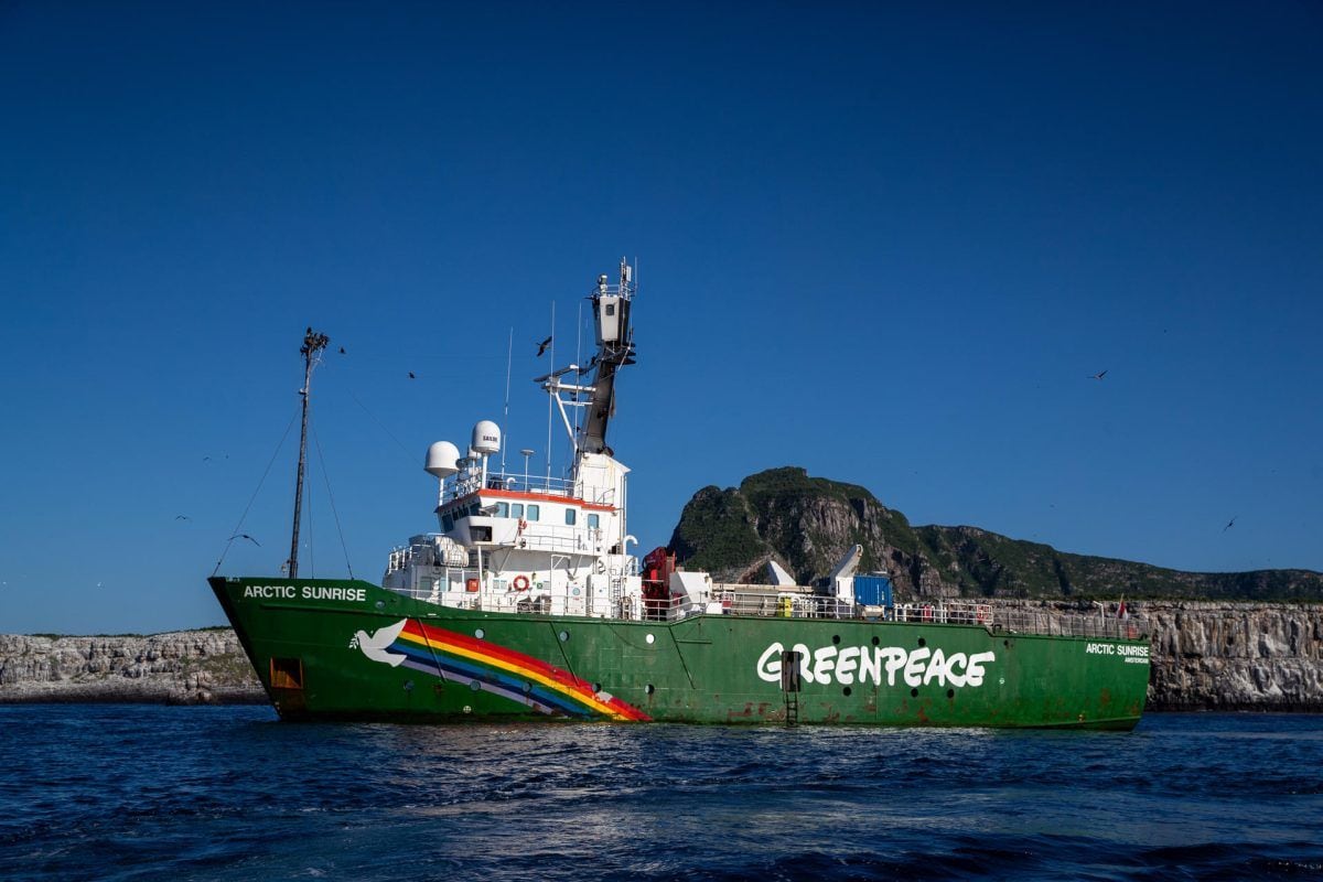 La nave pesa cerca de mil toneladas, con una eslora de 49.62 metros, una manga de 11.50 metros y un calado máximo de 5.30 metros. (Foto: EFE)