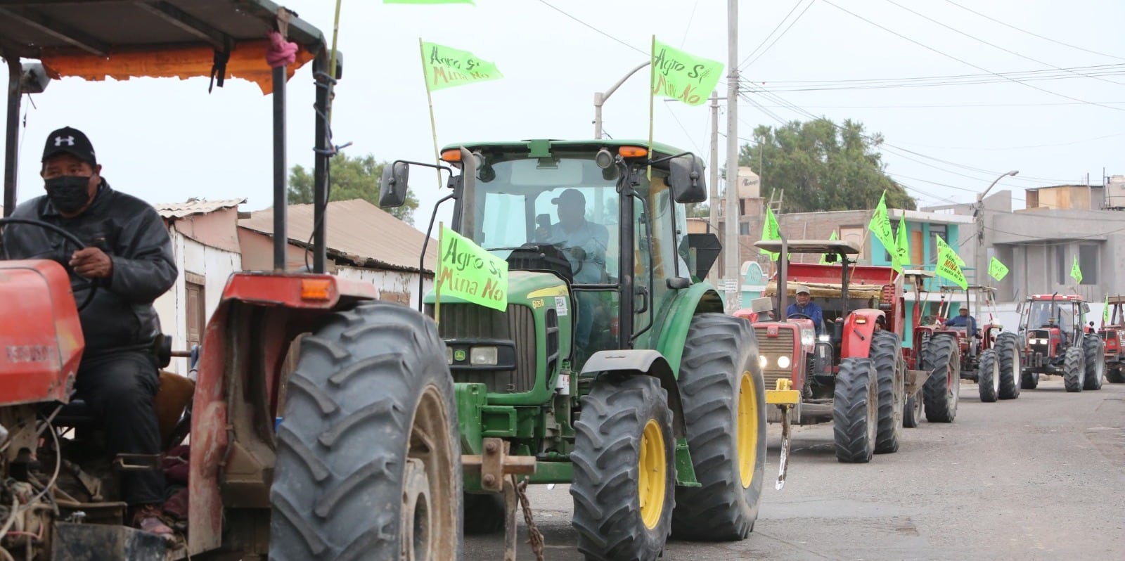 Pobladores se movilizan contra proyecto Tía María. (Foto: Leonardo Cuito)