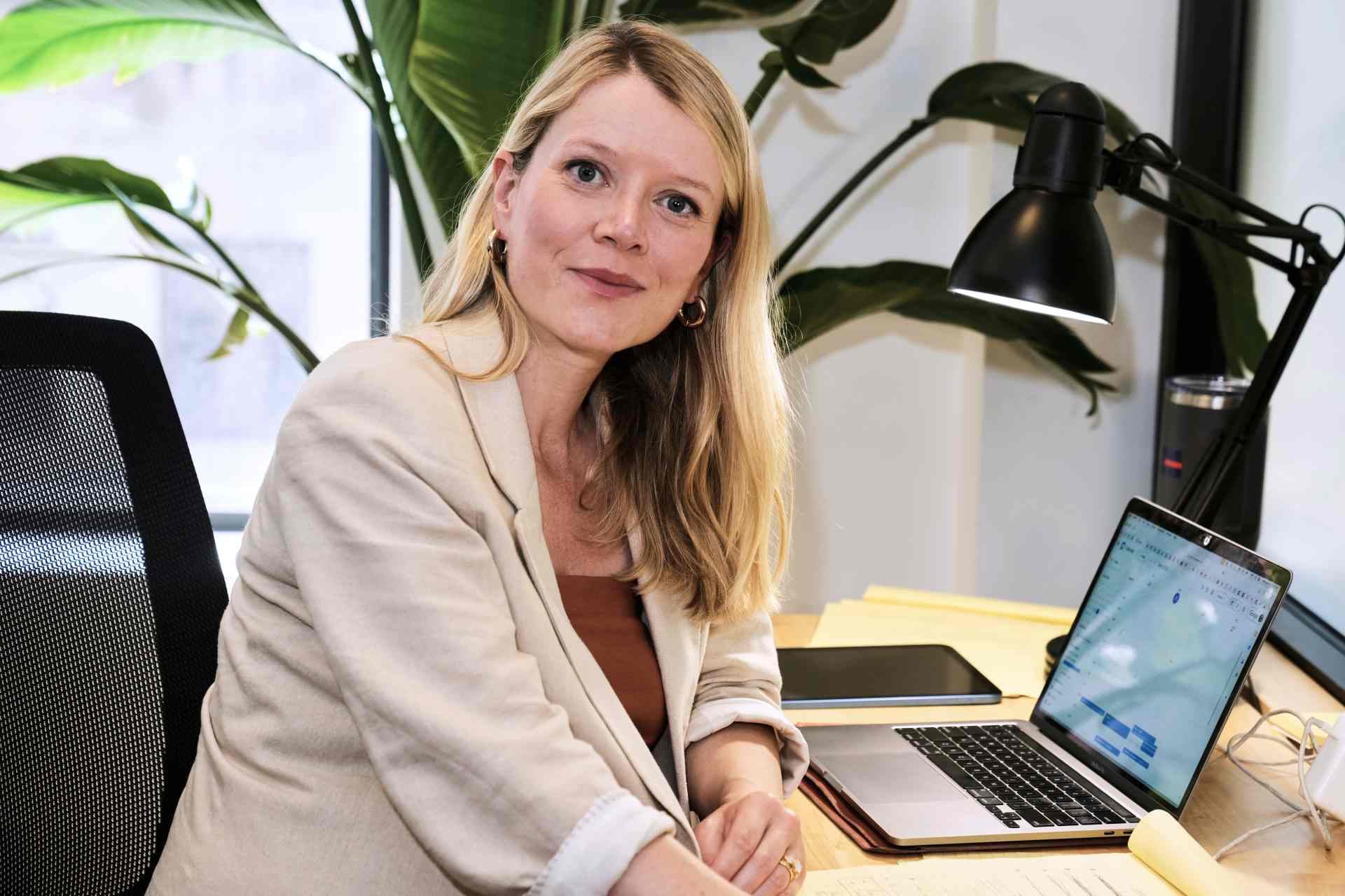 Jane Ferguson, fundadora de Noosphere, en la oficina del sitio web, en Nueva York, el miércoles 25 de junio de 2025. (Foto AP/Richard Drew, archivo)