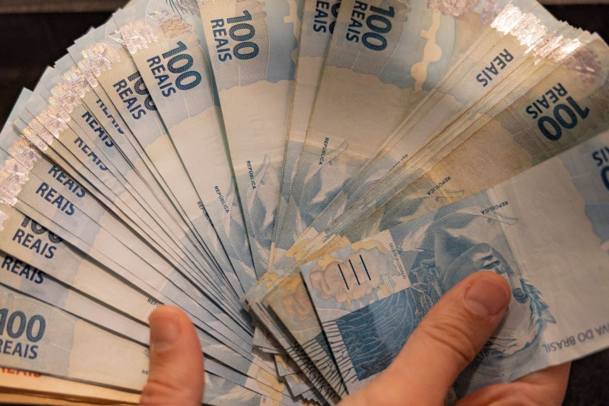 Un cliente cuenta billetes de reales brasileños en una casa de cambio en São Paulo, Brasil, el miércoles 5 de agosto de 2026. Fotógrafo: Victor Moriyama/Bloomberg