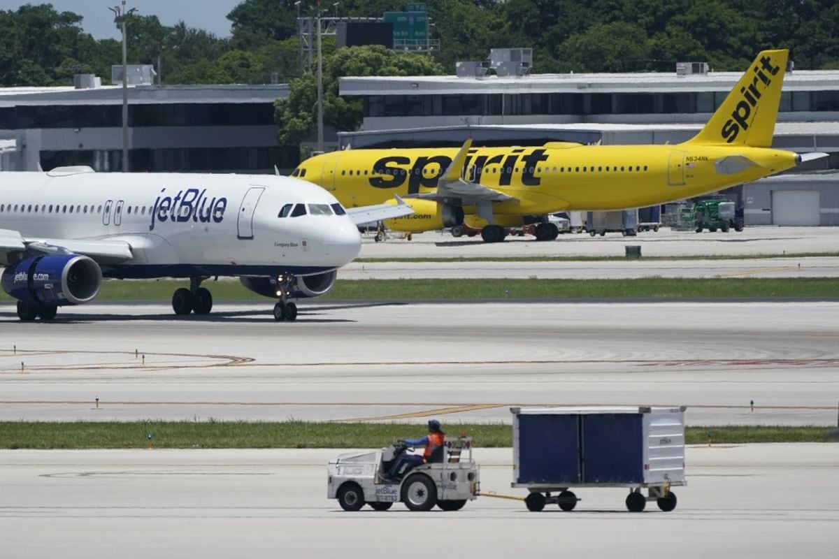 Un avión de JetBlue y uno de Spirit Airlines en el Aeropuerto Internacional Fort Lauderdale-Hollywood en Fort Lauderdale, Florida. (Foto AP /Wilfredo Lee)