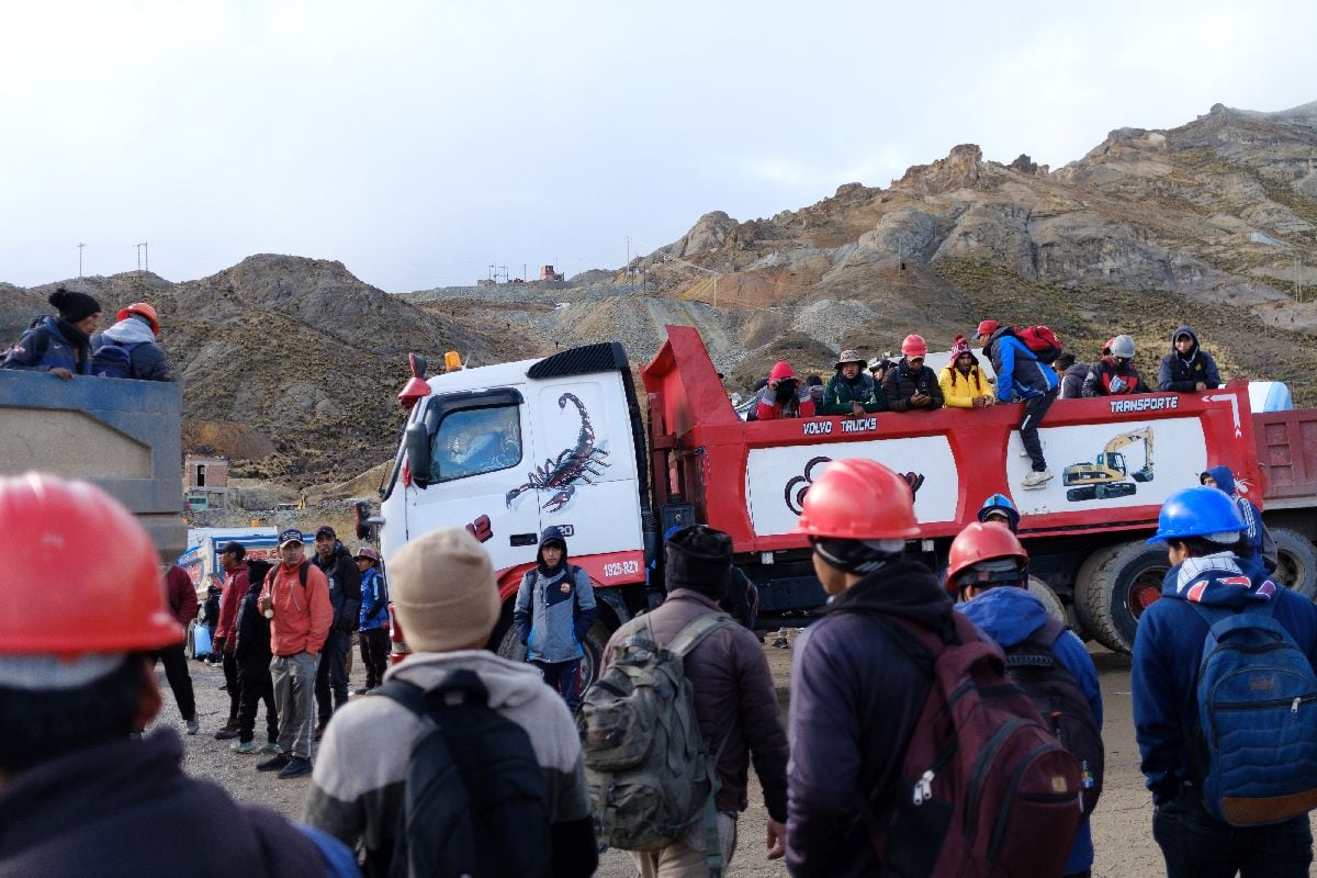 Por la mañana, los mineros suben a los camiones para trabajar en el distrito de Porco. Fotógrafo: Manuel Seoane/Bloomberg.