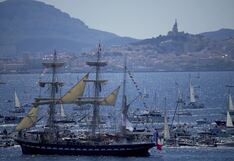 Euforia y máxima seguridad mientras llama olímpica recorre Francia, esta vez en velero