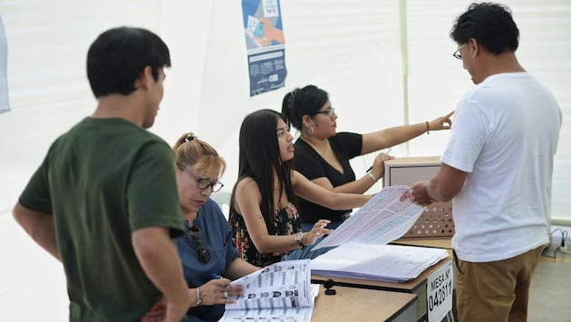 Gente votando . Elecciones 2026: Recorrido por lugares de votaciones en los colegios, Pedro Labarthe y el colegio César Vallejo, en el distrito de la Victoria. Fotos: Joel alonzo/ @photo.gec