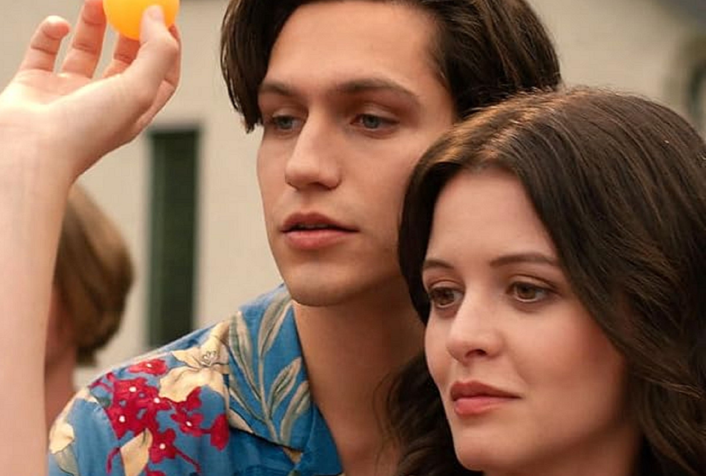 Chase Hudson asume el rol de Nate Reed y Sara Waisglass asume el rol de Ellie Pearse en la comedia romántica "Cómo perder un concurso de popularidad" (Foto: Tubi)