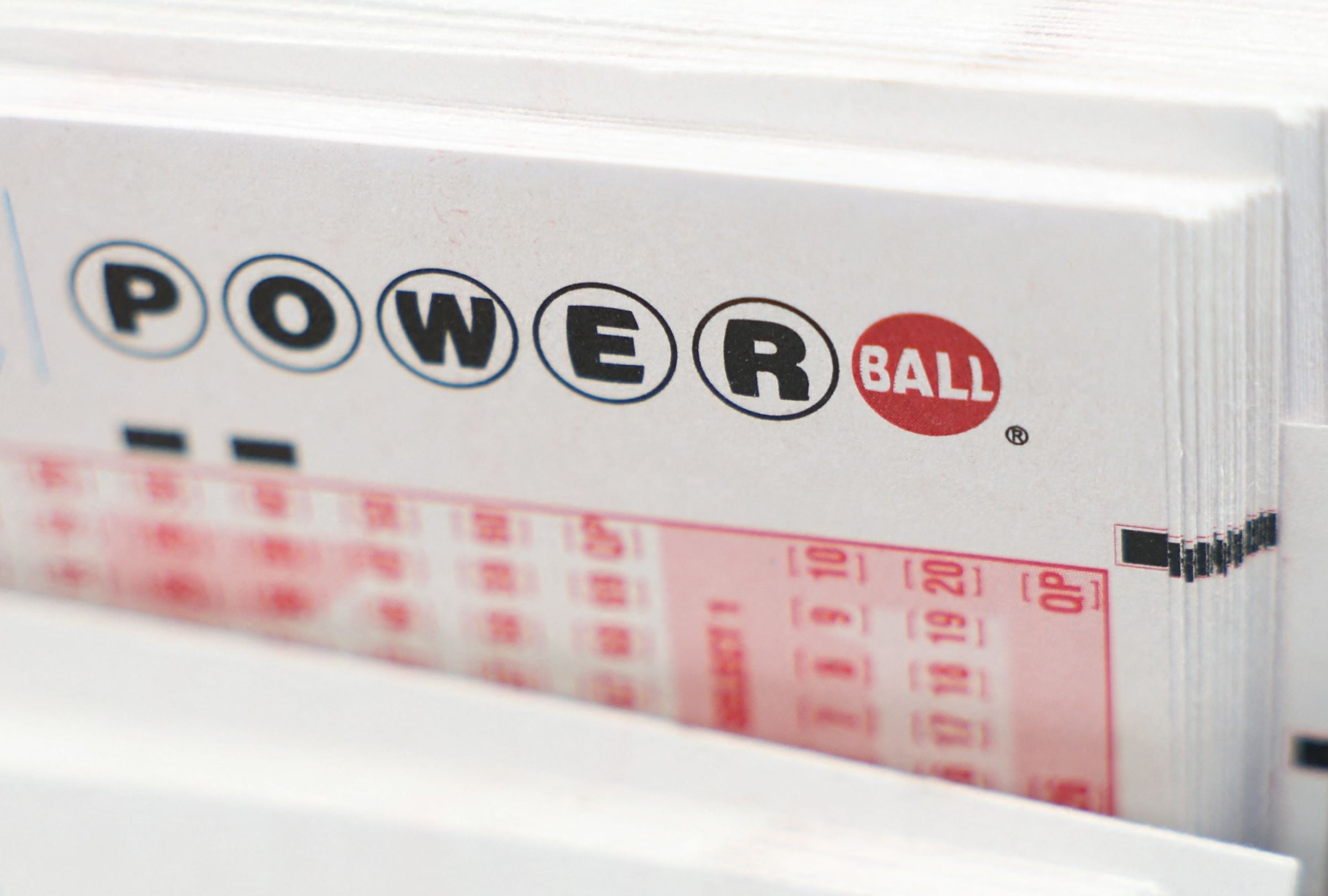 Revisa esta nota para conocer los números ganadores del Powerball en el sorteo del 06/12/2025 y averiguar si el premio mayor ya tiene dueño. (Foto: Patrick T. Fallon / AFP)