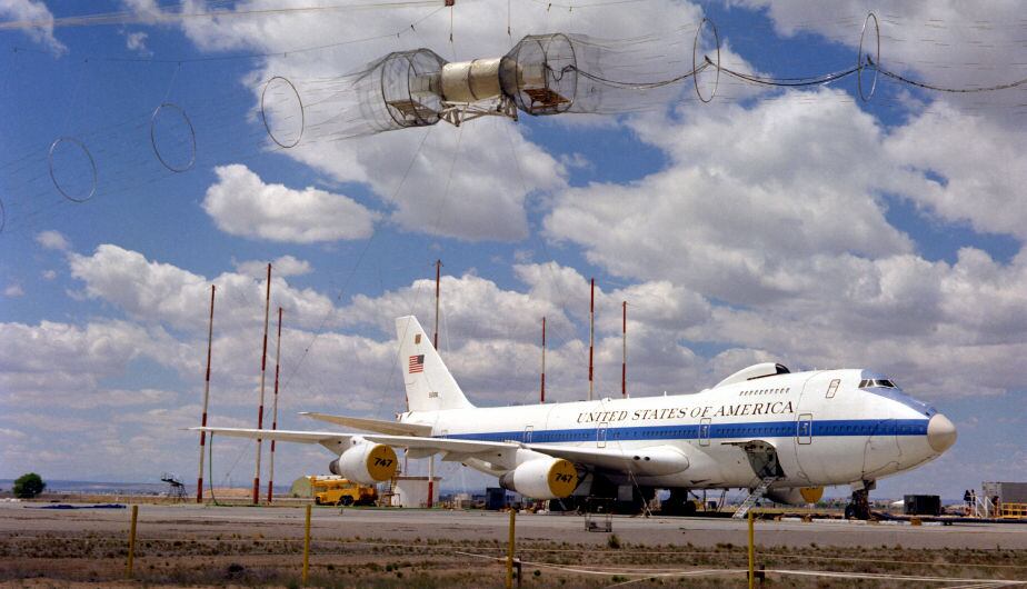 El E-4, una versión altamente modificada del 747 de Boeing, sirve como centro de operaciones desde el aire para el presidente, el secretario de Defensa y el Estado Mayor Conjunto en un escenario de emergencia bélica que incluye ataques nucleares. (Foto: US Air Force).