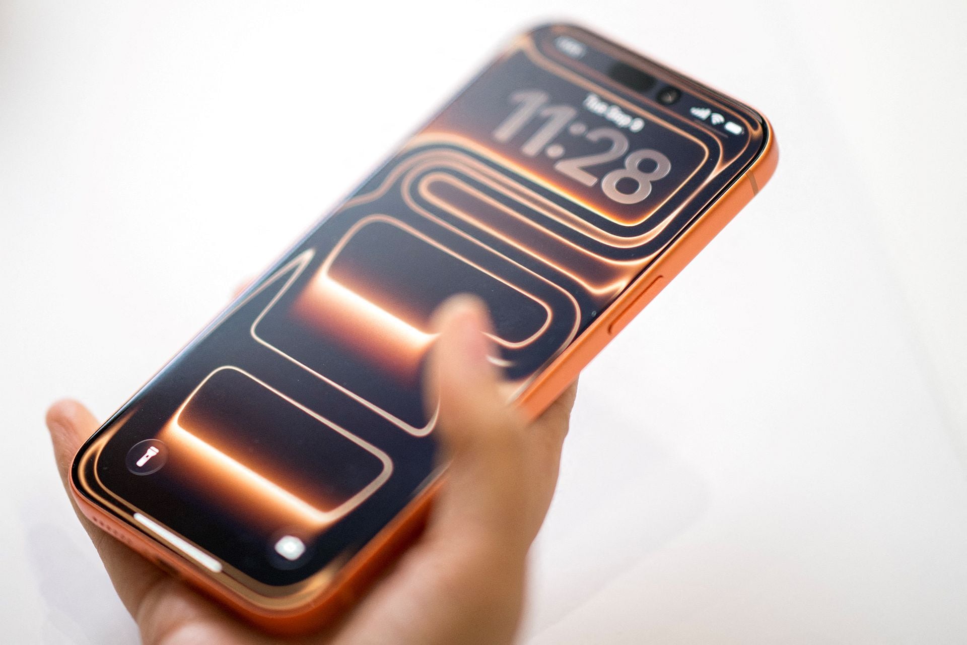 El iPhone 17 Pro de Apple se exhibe durante el evento "Awe-Dropping" de Apple en el Teatro Steve Jobs del campus de Apple Park en Cupertino, California, el 9 de septiembre de 2025. (Foto de Nic Coury / AFP)