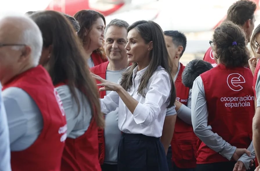 La reina Letizia despidió a 44 voluntarios de la cooperativa española que han partido rumbo a Venezuela para ayudar a los afectados por los terremotos. Foto: EFE.