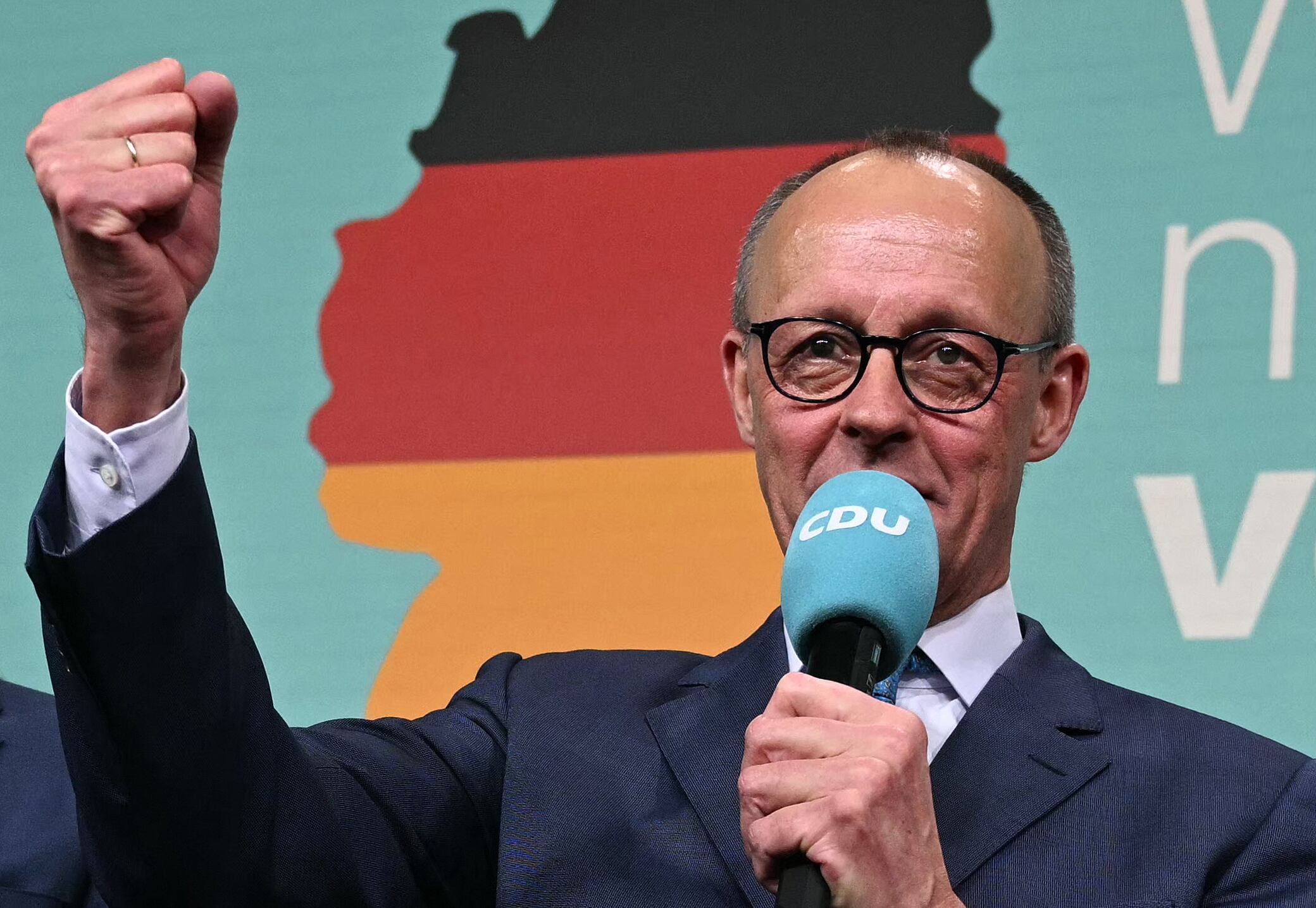 Friedrich Merz, líder de la conservadora Unión Demócrata Cristiana (CDU) de Alemania y principal candidato a canciller de su partido, se dirige a sus seguidores tras su triunfo en las elecciones. (Foto de INA FASSBENDER / AFP).