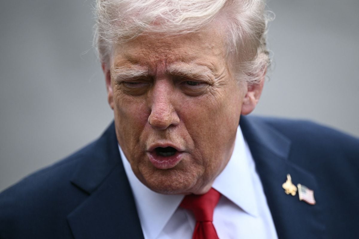 “Acabo de hablar con la presidenta de Venezuela y le informé de que vamos a abrir todo el espacio aéreo comercial”, dijo a los periodistas Donald Trump. Foto: Brendan SMIALOWSKI / AFP