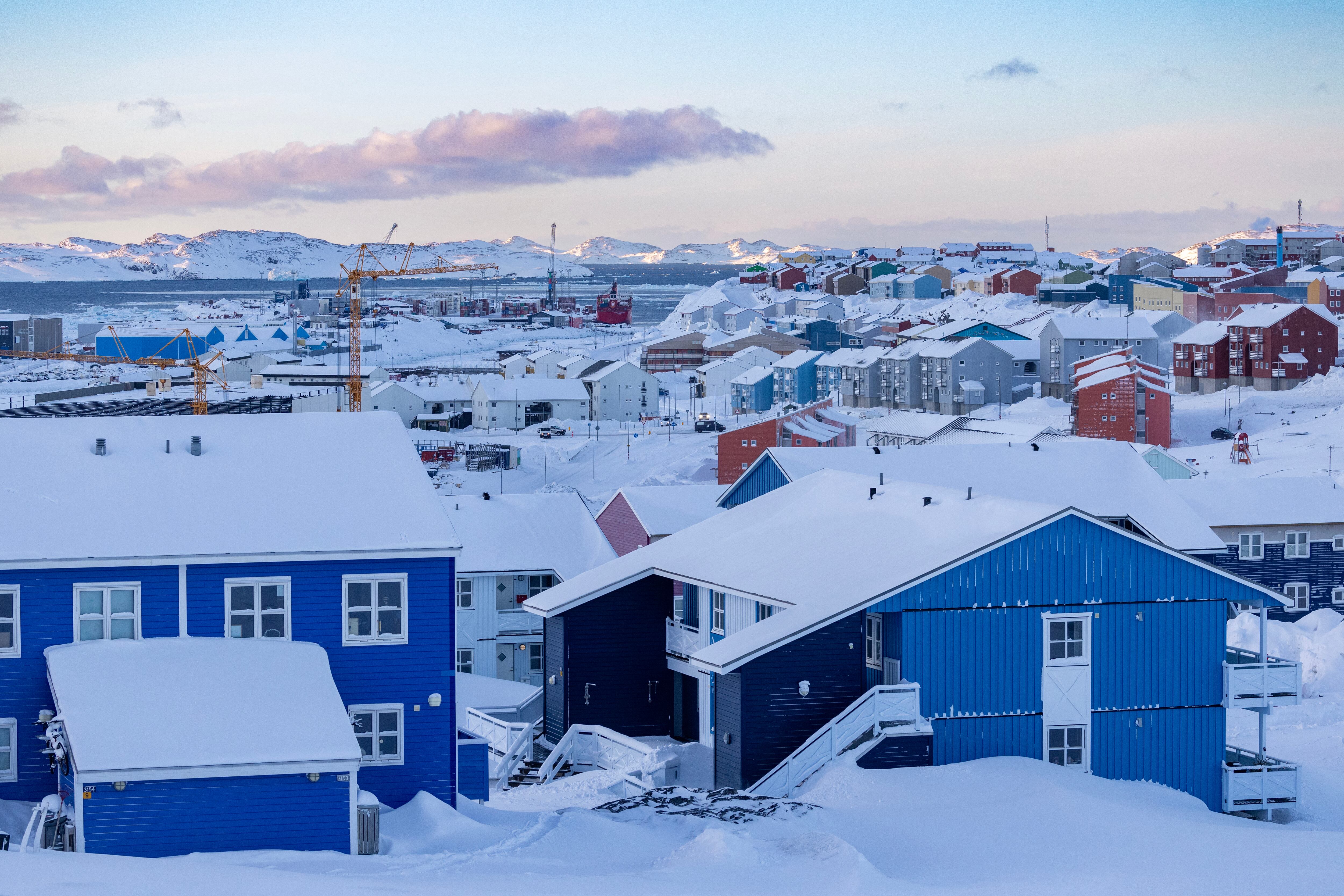 Vista general de la ciudad de Nuuk, en Groenlandia, con casas cubiertas de nieve, el 5 de marzo de 2025. (Foto de Odd ANDERSEN / AFP).