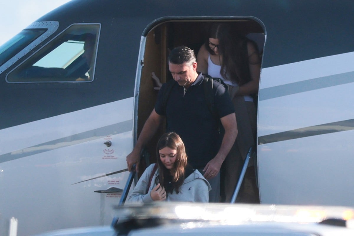 El candidato presidencial brasileño Flavio Bolsonaro (C) llega al Aeropuerto Ejecutivo Miami-Opa Locka con su familia el 28 de octubre de 2026 en Miami, Florida. Foto: JOE RAEDLE / GETTY IMAGES via AFP